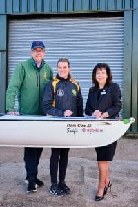 Redrows Ann Donson alongside Club chairman Graham Jum p and Coach Helen Wrigley